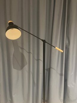 Stojaca lampa