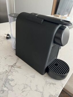Nespresso kavovar so zasobnikom na kapsule