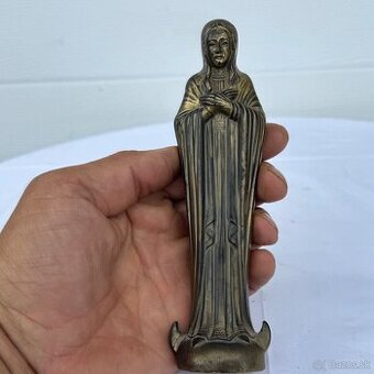 Stará kovová soška Panna Marie v barvě starého zlata