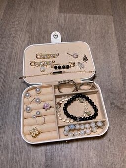 Biely šperkovnica s bižutériou – set