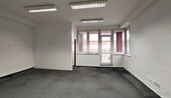 Administratívne priestory so súkromnou terasou v centre Tren