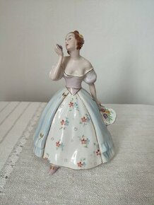 Royal dux žena s kvetinou porcelánová soška