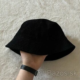Čierny menčestrový klobúk