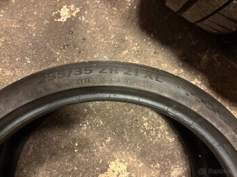 255/35R21 - 1