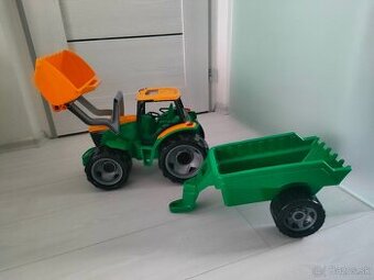 Traktor z vlečkou