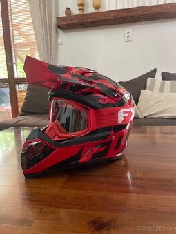 Motocrossova prilba.