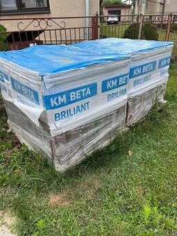 Km beta Briliant hnedá. 50m2. škridla.