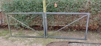 Používaná krídlována brána a bránka