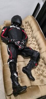 Predám kombinézu, čižmy, prilbu,