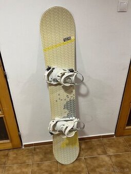 Snowboard s viazaním a topánkami