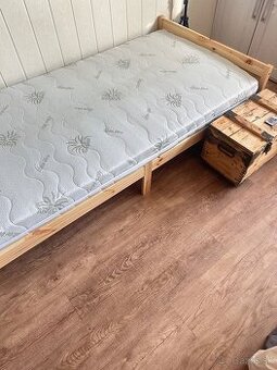 Drevena posteľ s matracom
