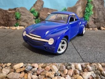 Prodam model 1:18 chevrolet SSR