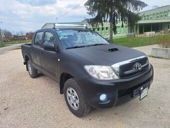 TOYOTA HILUX 2,5 DIESEL 4X4 UZÁVIERKU MA NAVIJÁK
