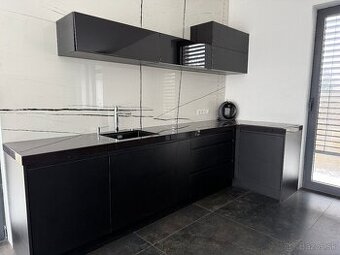 Kuch. linka s kam.doskou a spotrebicmi povodne 13tis za 3tis