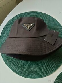 Prada klobúk