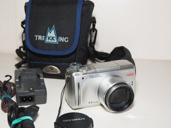 Olympus C-760 s príslušenstvom.