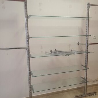 Zariadenie do predajne a vešiaky