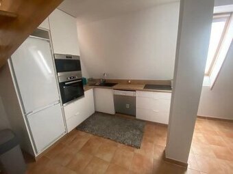 Zariadený 4 izbový byt má rozlohu 100 m2, nachádza sa na 4/4