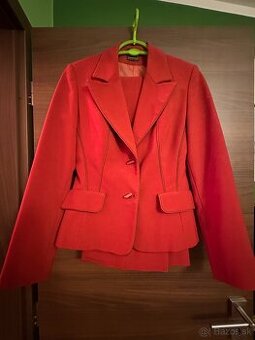 Predám dámske kostýmy pre managerku veľkosť 38