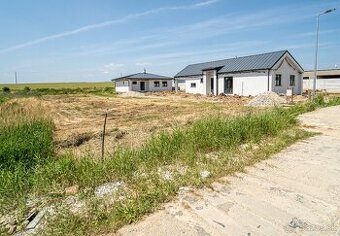 Rovinatý pozemok v dedinke Cestice