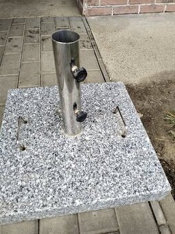 Žulový stojan pod záhradný slnečník