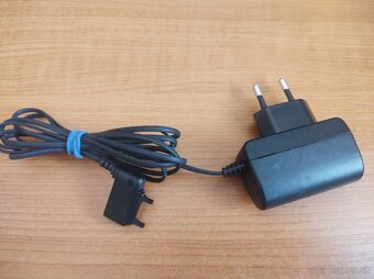 [38]  Nabíjačky k starým telefónom