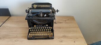 Pisací stroj L.C. Smith No. 8