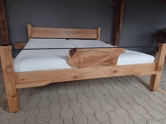 Masívna manželská posteľ