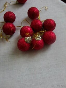 Predám malé vianočné gulky a reťaze - spolu.