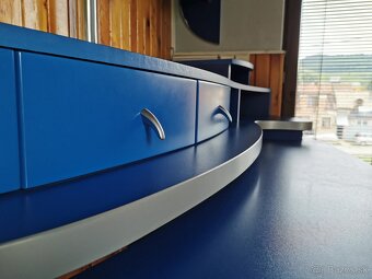 Pracovný stôl v modernom dizajne.