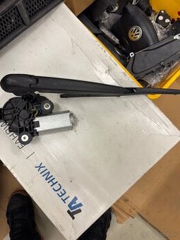 Fiat 500 zadny stierac