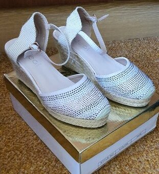 Svetloružové topánky