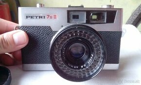 Starý fotoaparát PETRI 7S2