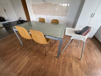 Jedálenský stôl (150x90 cm) so stoličkami