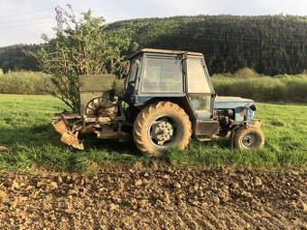 Predam traktor aj s inou technikov.