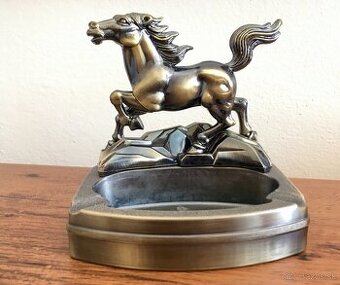 Kôň, lev popolník - zapaľovač, dekorácia