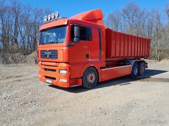 Man hakový nosič kontajnerov