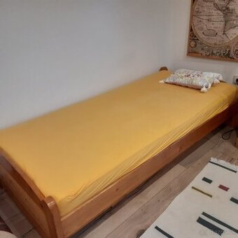 drevená posteľ s dreveným roštom