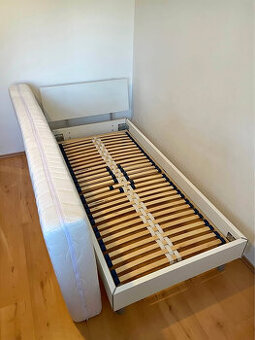 Snehobiela pekná posteľ s hrubým matracom