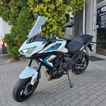 Kawasaki Versys 650 model 2025 - biely