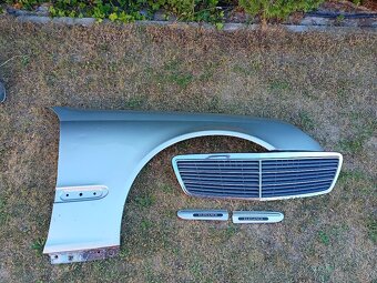 Mercedes W203 - Predám blatník, masku a lišty - 1