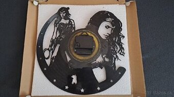 Nastenne hodiny z vinylu Wonder Woman