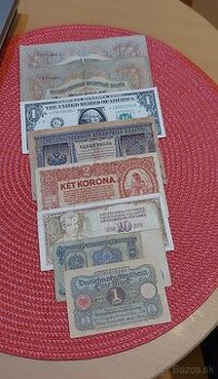 Staré bankovky a mince.