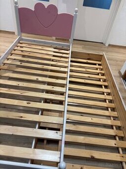 Dievčenská drevená rozťahovacia posteľ