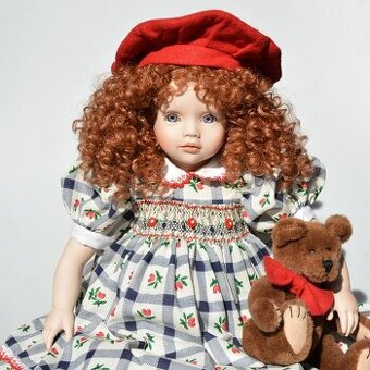 Ryšavá modrooká Georgína s macíkom - porcelánová bábika - 1