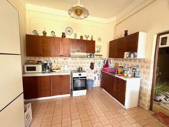 Na predaj starší tehlový rodinný dom za Tromi mostami - 1