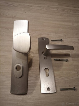 Štítové kovanie AXA (kľučka s guľou) na dvere