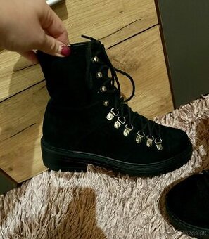 prettylittlething damske chelsea clenkove zamatove cizmy