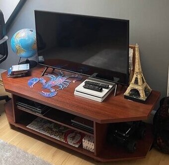 Skrinka pod tv a polička