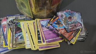 Pokémon karty po deťoch.